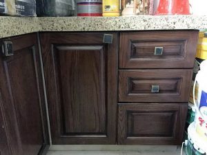 南京装修公司擦色柜子