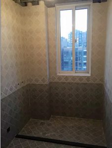 南京装修公司卫生间贴砖