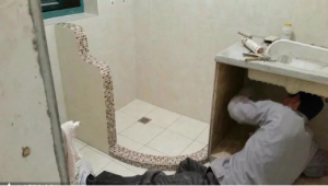 南京卫生间装修师傅施工中