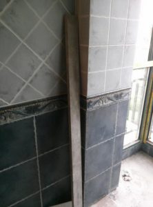 南京装修工地在线瓦工贴砖中