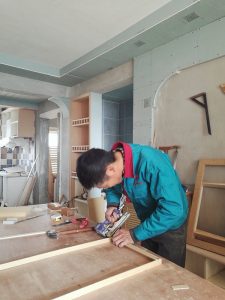 南京装修工地在线木工师傅制作百叶门