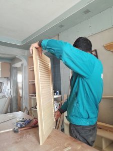 南京装修工地在线木工手工打造百叶门