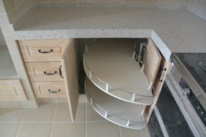 南京装修80平跃层砖砌橱柜拉篮