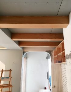 南京木工装修工地实拍过道横梁造型