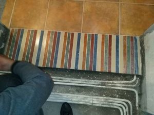 南京老房装修工地铺砖