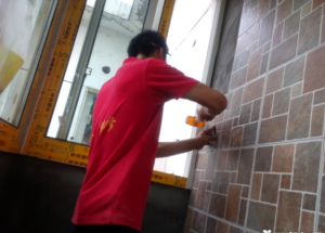 南京后宰门小区58平老房装修工地阳台贴砖