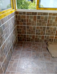 南京后宰门小区58平老房装修工地阳台贴砖施工