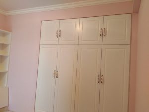 南京94平木工装修工地衣柜上漆