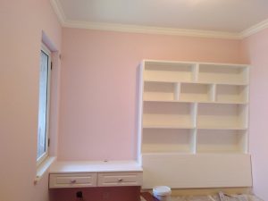 南京94平木工装修工地儿童房上漆