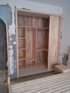 南京50平樱铁村木工装修工地大衣柜