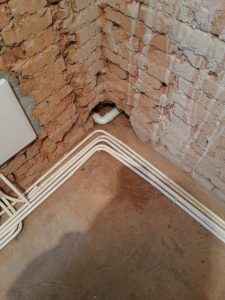 南京46平米老房水电装修工地实拍铺线