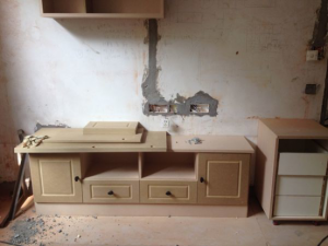 南京虎踞北路77平老房装修工地实拍木工进行中电视柜