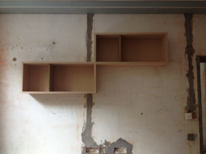 南京虎踞北路77平老房装修工地实拍木工进行中吊柜