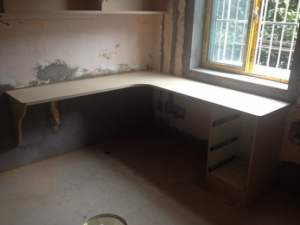 南京虎踞北路77平老房装修工地实拍木工进行中书桌