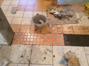 南京石城家园三室两厅瓦工铺瓷砖