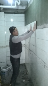 南京花港幸福城87平装修工地随拍瓦工师傅