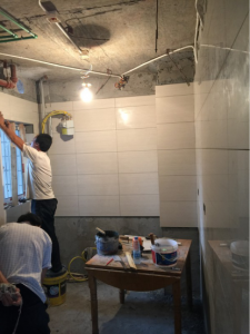 南京华富大厦117平三室一厅瓦工装修进行中