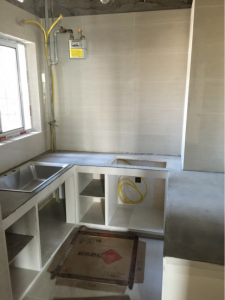 南京华富大厦117平三室一厅瓦工装修进行中厨房砖砌橱柜