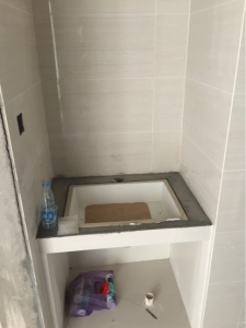 南京华富大厦117平三室一厅瓦工装修进行中台盆柜