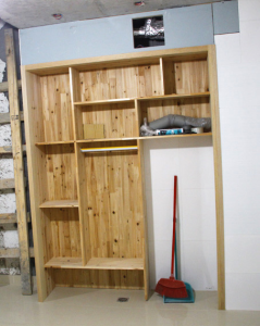 南京小复式公寓装修木工打的柜子