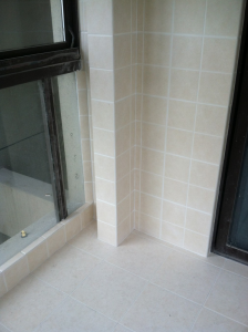 南京浦口江月府86平木瓦工装修工地实拍阳台贴砖