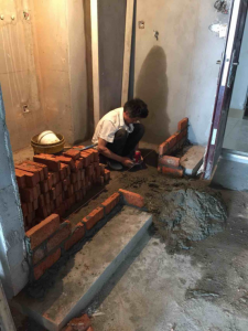 南京时代天地广场蜗居小户型装修瓦工师傅施工中