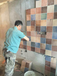 南京时代天地广场蜗居小户型装修瓦工师傅贴瓷砖