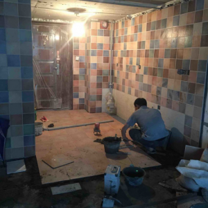 南京时代天地广场蜗居小户型装修瓦工师傅卫生间铺瓷砖