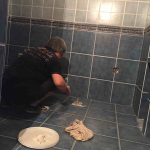 南京时代天地广场蜗居小户型装修瓦工师傅卫生间