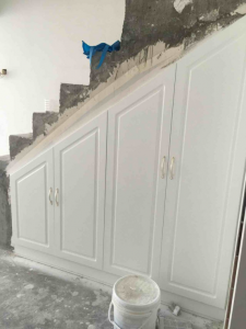 南京时代天地广场蜗居小户型装修瓦工师傅施工中储物柜