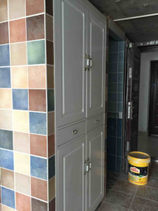 南京时代天地广场蜗居小户型装修瓦工师傅施工中阳台