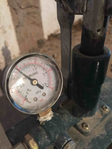 南京时代天地广场62平水电装修师傅施工测压