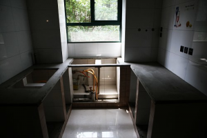 南京58平龙池庵瓦工师傅进行中，80年代的老房装修