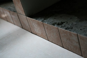 南京58平龙池庵瓦工师傅进行中，80年代的老房装修砖砌橱柜