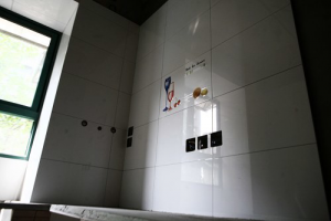 南京58平龙池庵瓦工师傅进行中，80年代的老房装修厨房