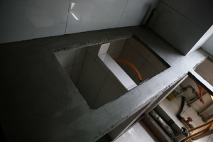 南京58平龙池庵瓦工师傅进行中，80年代的老房装修厨房砖砌橱柜