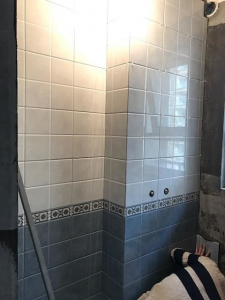 南京93平装修瓦工王师傅现场铺瓷砖