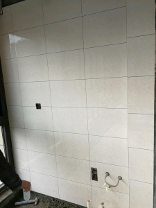 南京125平新城香悦澜山装修工地实拍铺瓷砖