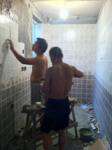 南京天地花园小区二手房装修，瓦工装修进行时！