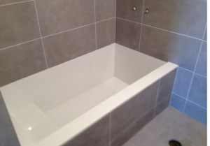 南京紫竹林109平装修工地,注重简洁实用。砖砌浴缸