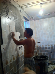 南京天地花园小区二手房装修，瓦工师傅