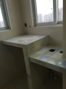 南京花港幸福城三室一厅瓦工装修工地阳台洗衣柜